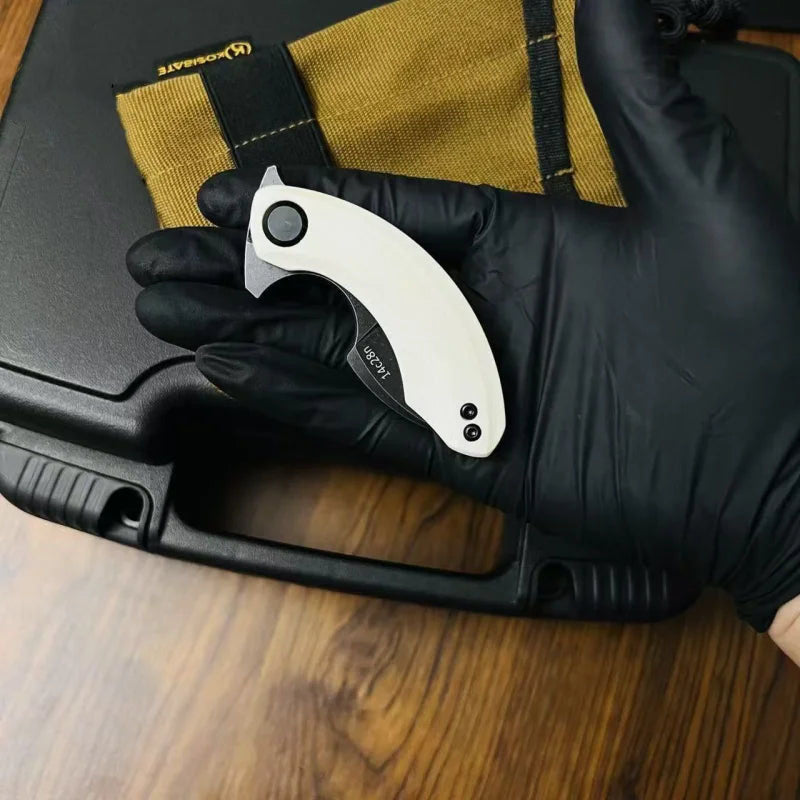 EDC Tragen eines Klappmessers Karambit Verteidigung