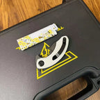 EDC Tragen eines Klappmessers Karambit Verteidigung