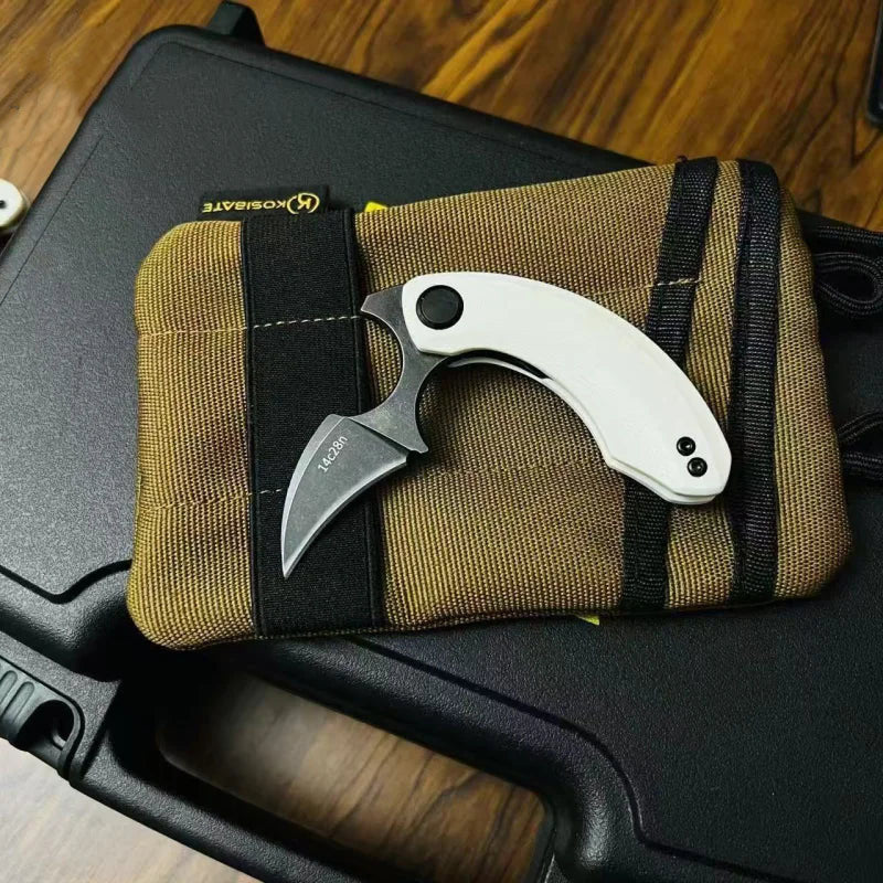 EDC Tragen eines Klappmessers Karambit Verteidigung