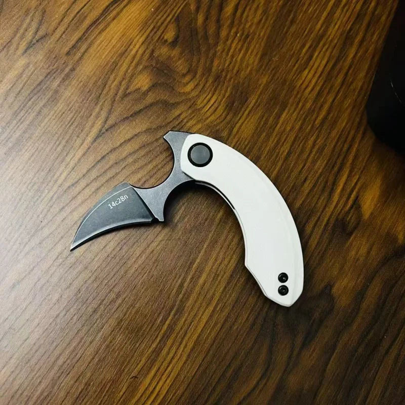 EDC Tragen eines Klappmessers Karambit Verteidigung